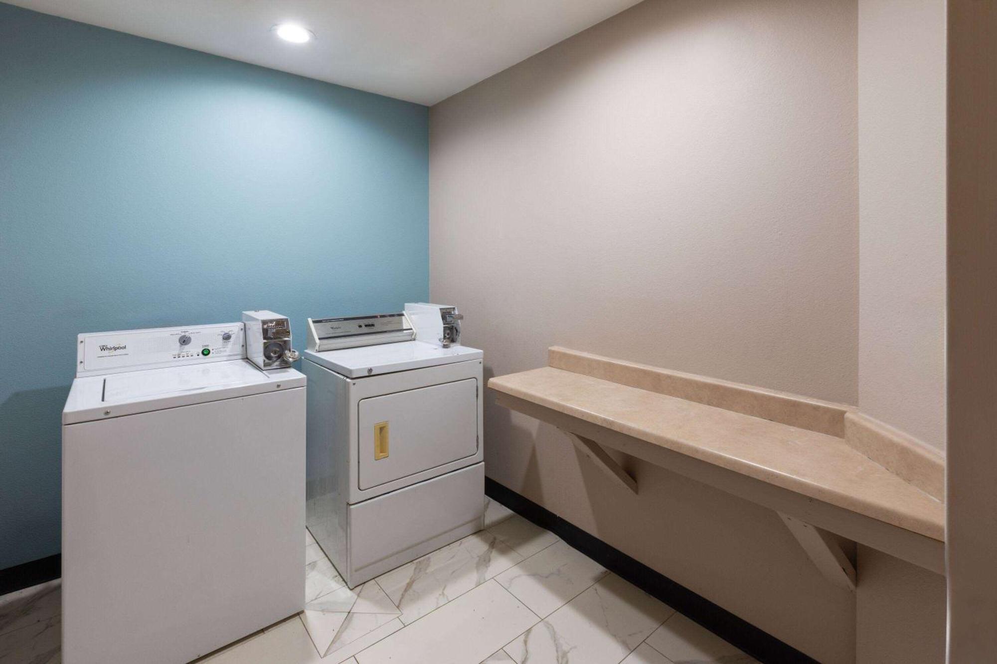 Super 8 By Wyndham Lubbock West Otel Dış mekan fotoğraf