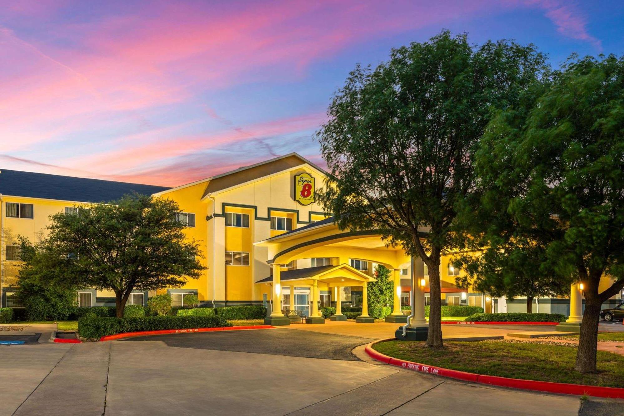 Super 8 By Wyndham Lubbock West Otel Dış mekan fotoğraf